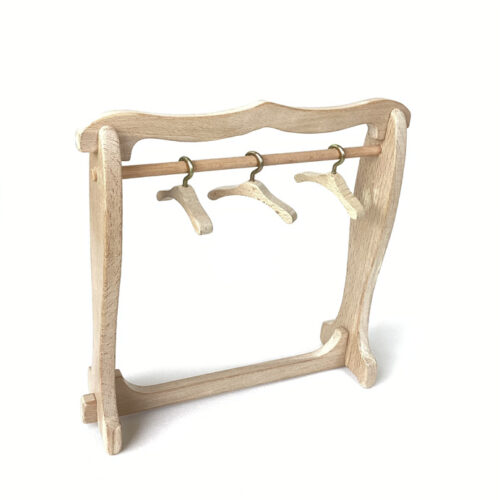 Stender-din-lemn-pentru-hăinuțe-de-păpuși-și-jucării